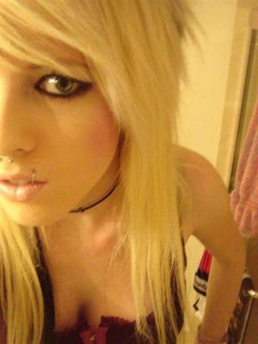 15P Naughty Emo Girlfriends Flashing Incredibly Perky Tits