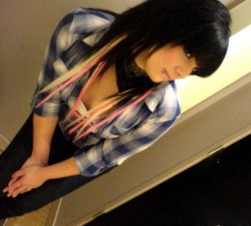 12P Hot Emo Girlfriends Exposing Pale White Flesh