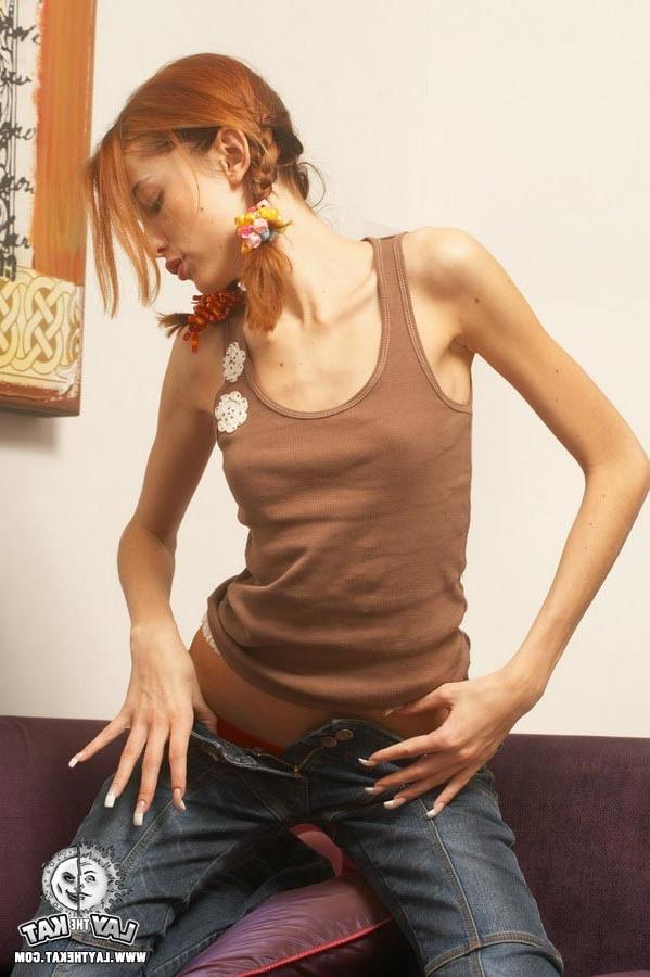 15P Mind-blowing teenie Kat posing