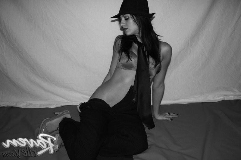 15P Black And White Raven Riley Shows Her Pussy Closeup