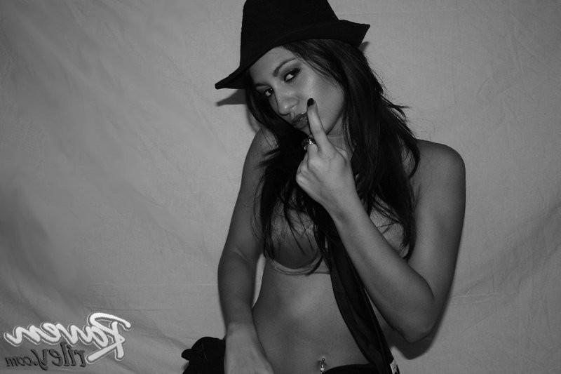 15P Black And White Raven Riley Shows Her Pussy Closeup