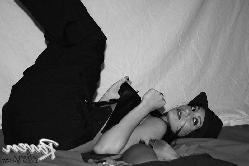 15P Black And White Raven Riley Shows Her Pussy Closeup