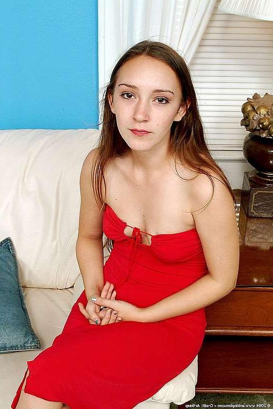 15P Teenie fingert ihre kleine Muschi