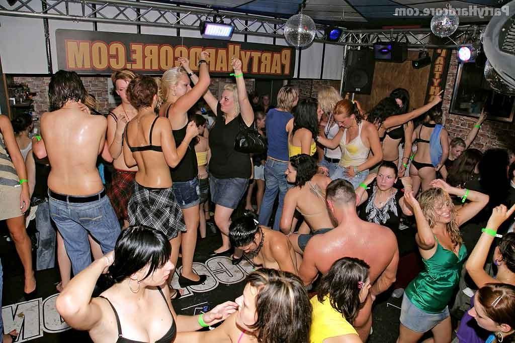 16P Drunk amateurs fucking hard in a crazy party