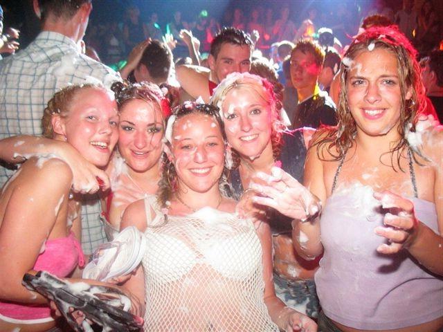 16P Assorted candid teen amateurs caught on camera showing skin