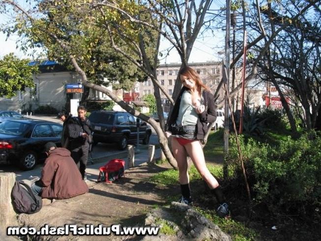 15P Geile Exhibitionistin erwischt Blitze in der Öffentlichkeit