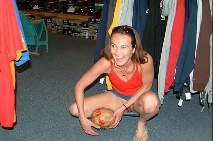 16P Crazy Crystal Gets Totally Naked at the Shoe Shop