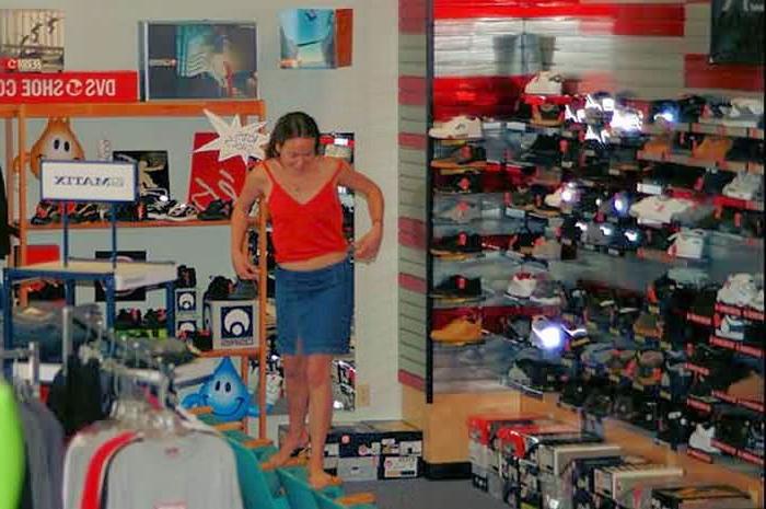 16P Crazy Crystal Gets Totally Naked at the Shoe Shop