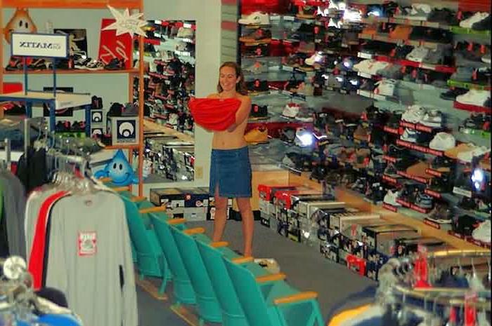 16P Crazy Crystal Gets Totally Naked at the Shoe Shop