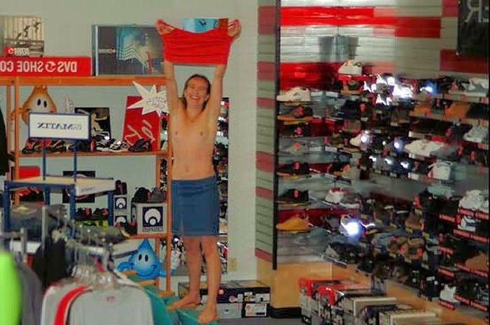 16P Crazy Crystal Gets Totally Naked at the Shoe Shop