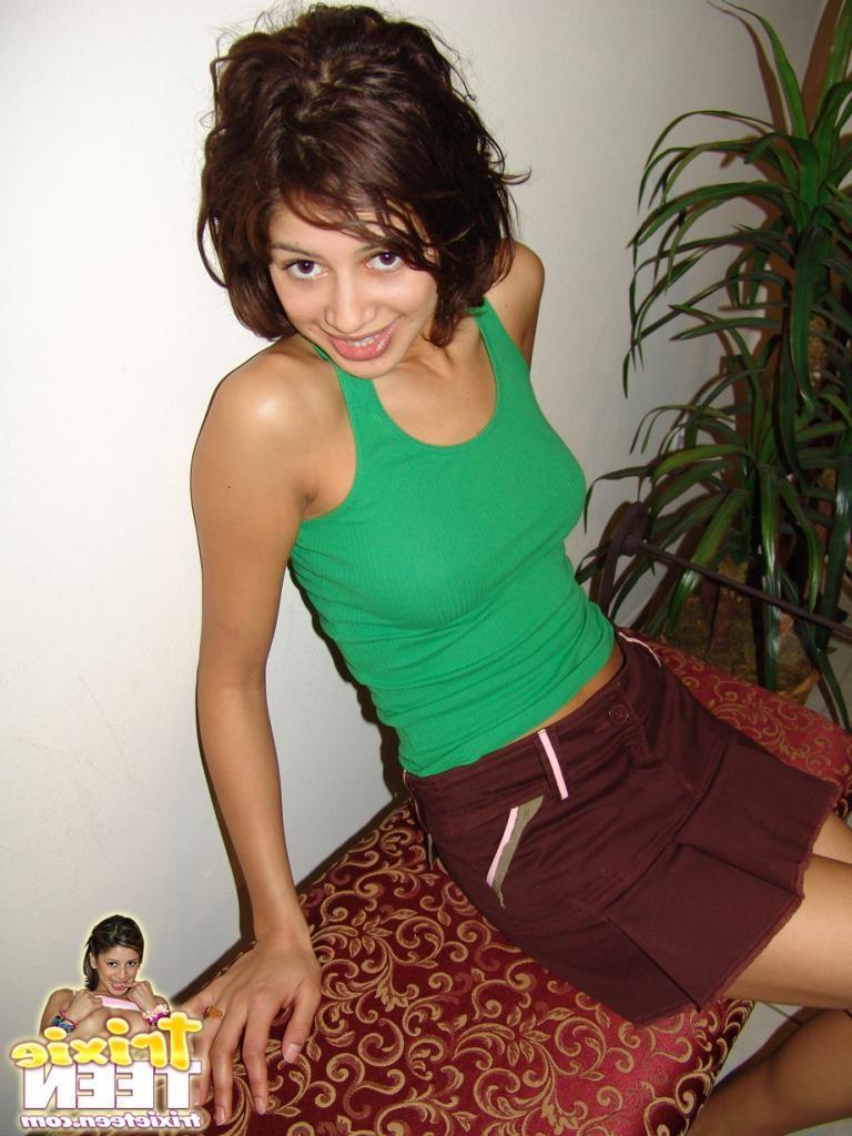 16P Smoking round ass brunette teenie chick teases