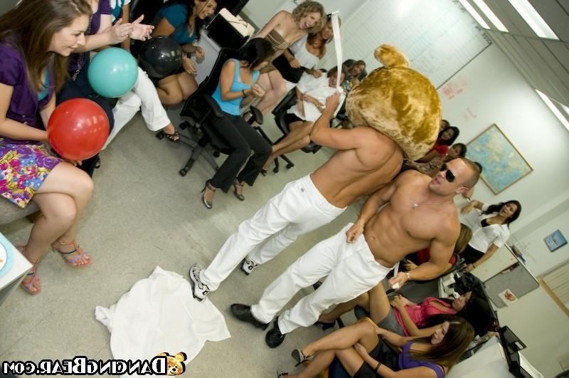 16P Dozens of amateur babes give head on the hardcore party
