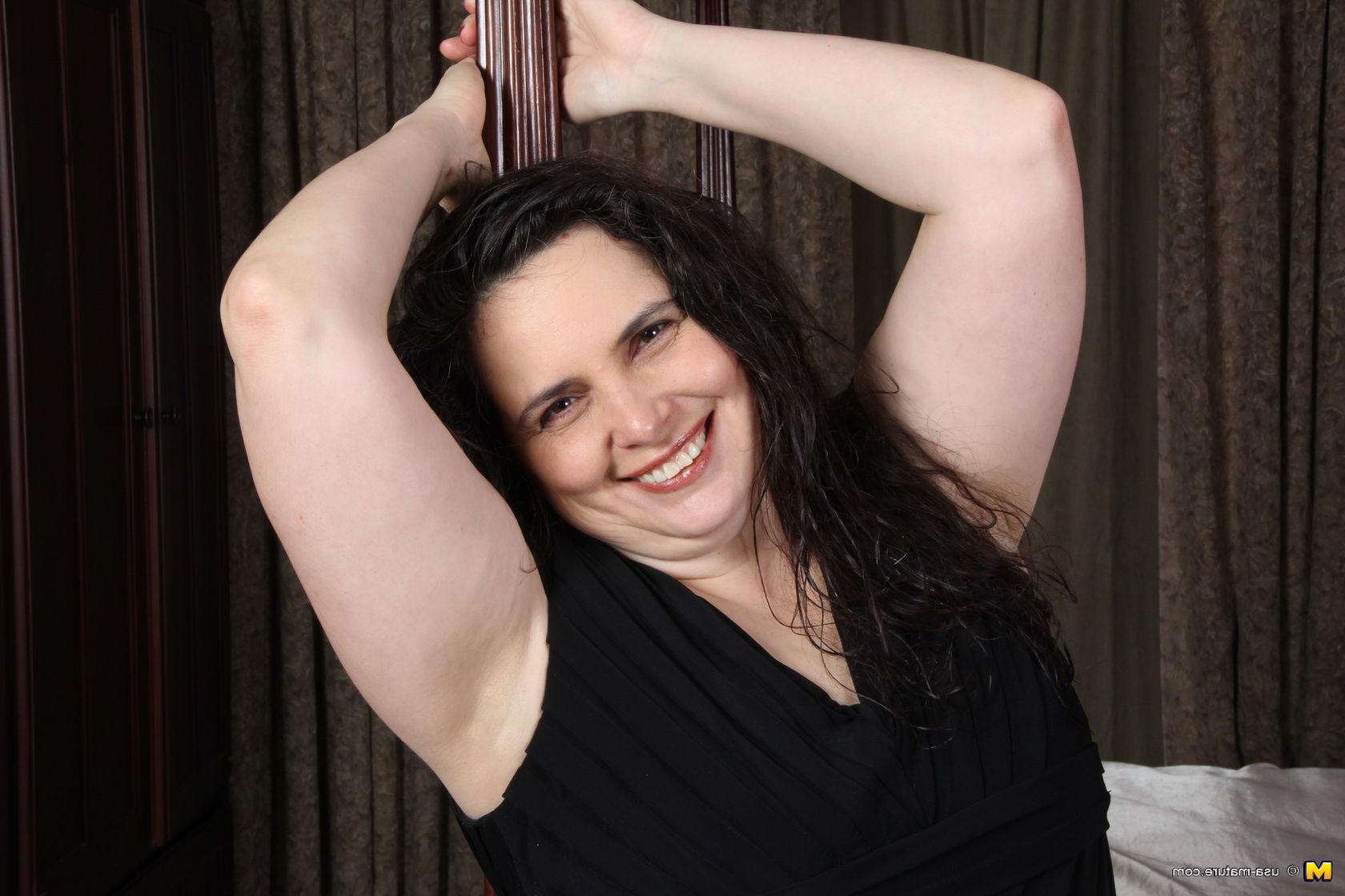 16P Chubby American housewife getting very naughty