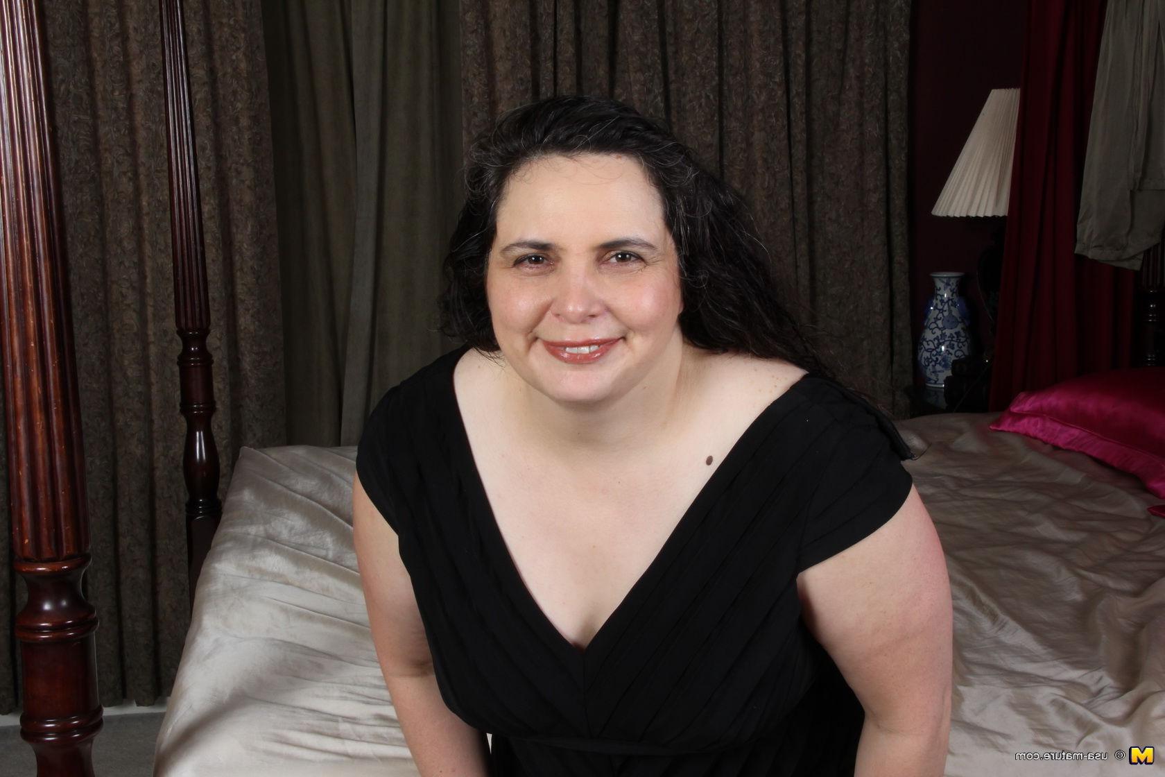 16P Chubby American housewife getting very naughty