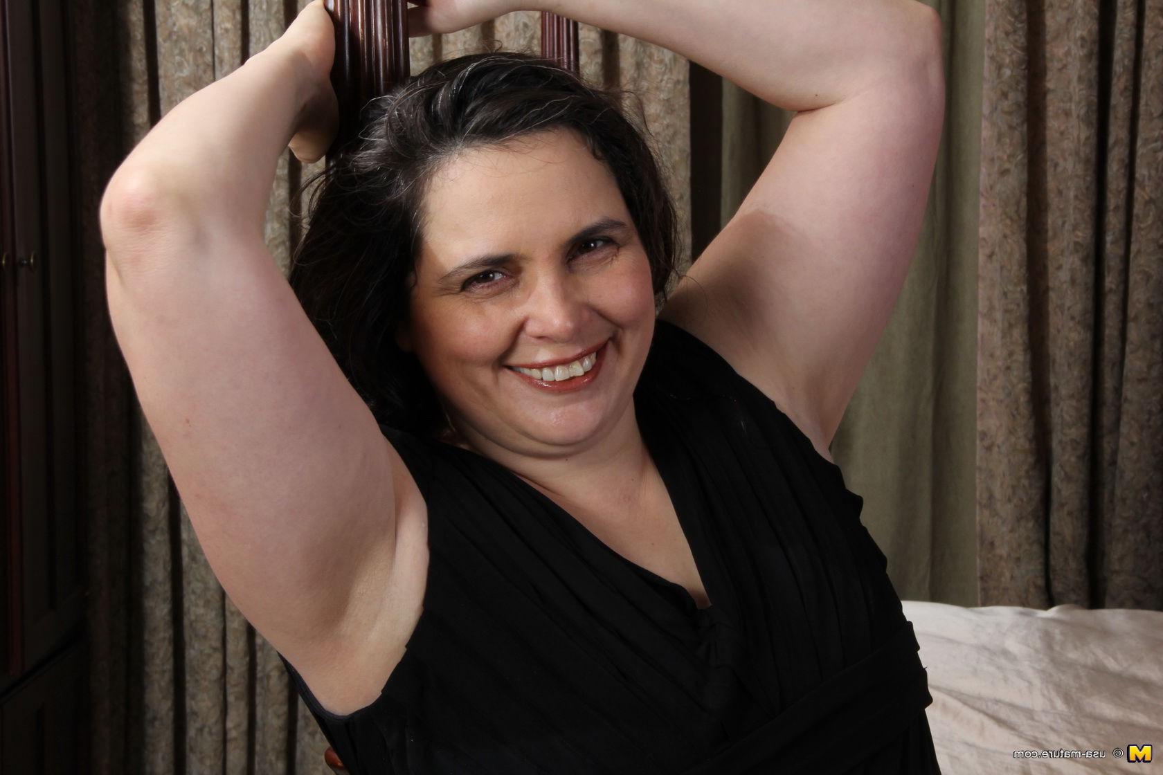 16P Chubby American housewife getting very naughty