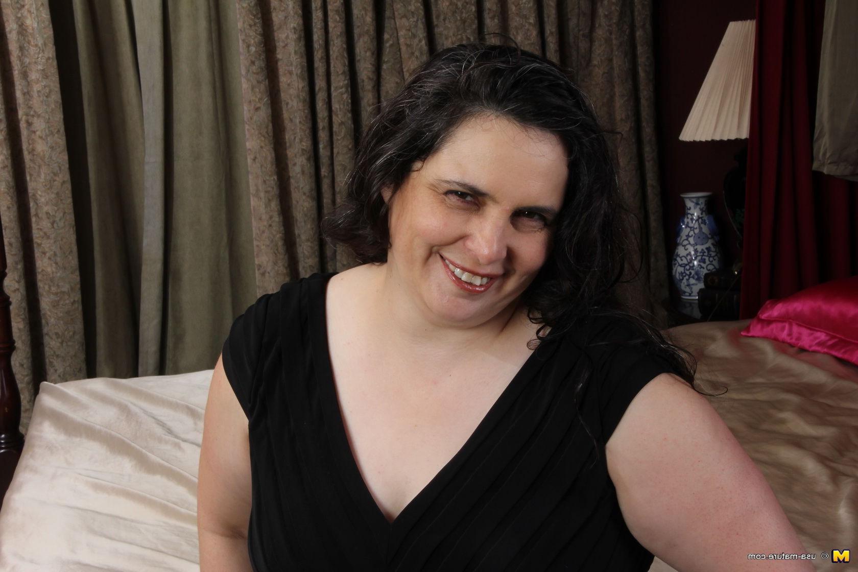 16P Chubby American housewife getting very naughty