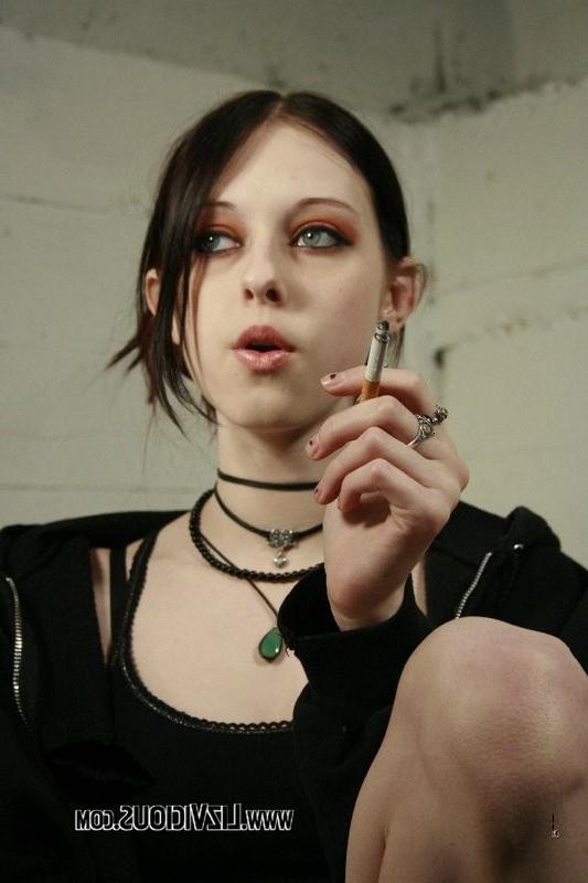 15P Liz Vicious Smoking And Showing Her Pussy