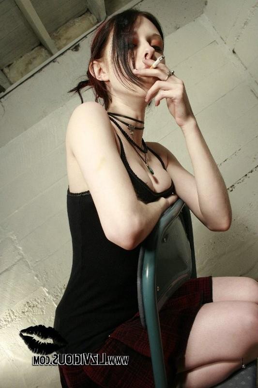 15P Liz Vicious Smoking And Showing Her Pussy