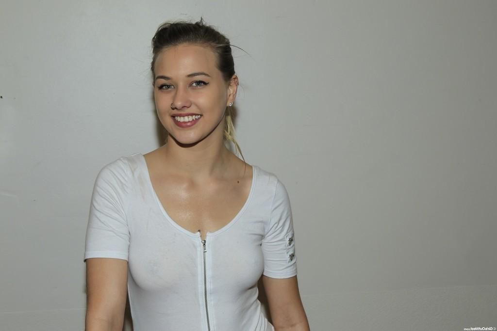 15P Naked girl on a velosimulator