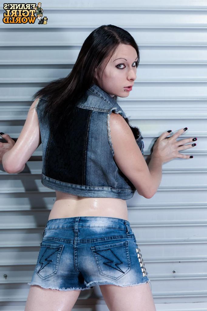 15P American shemale Eva naked