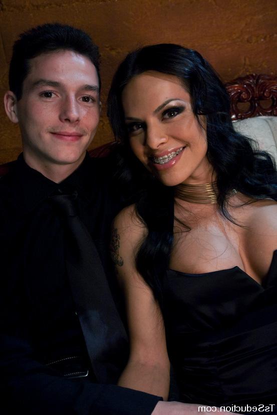 15P Ts Foxxy ties Martin up to suck cock and fucks his straight ass