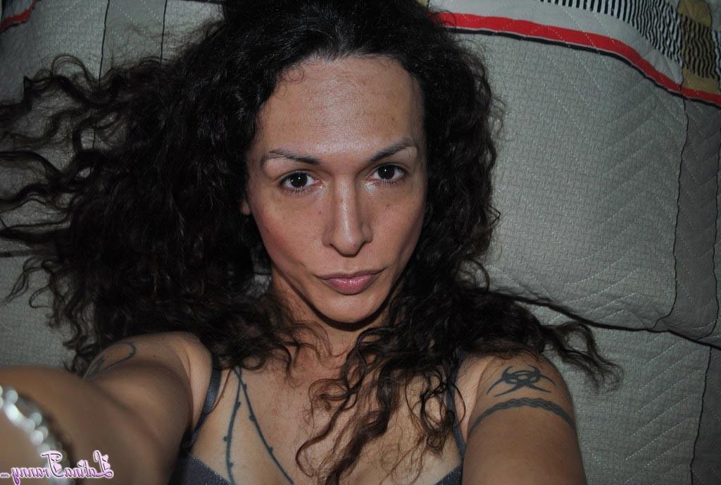 12P Shemale Nikki Montero posing her package