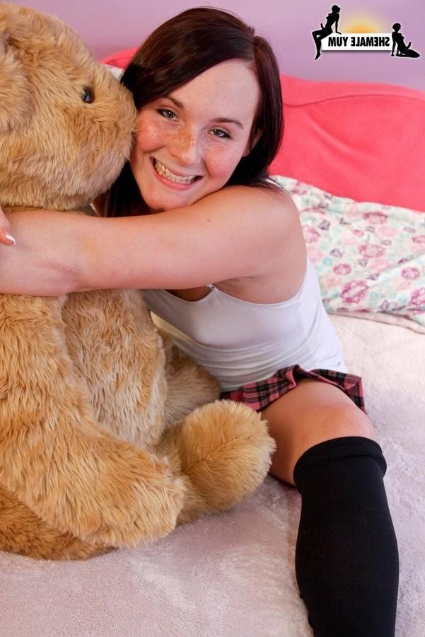 16P American Tgirl Babe Spreads Legs And Her Sweet Ass