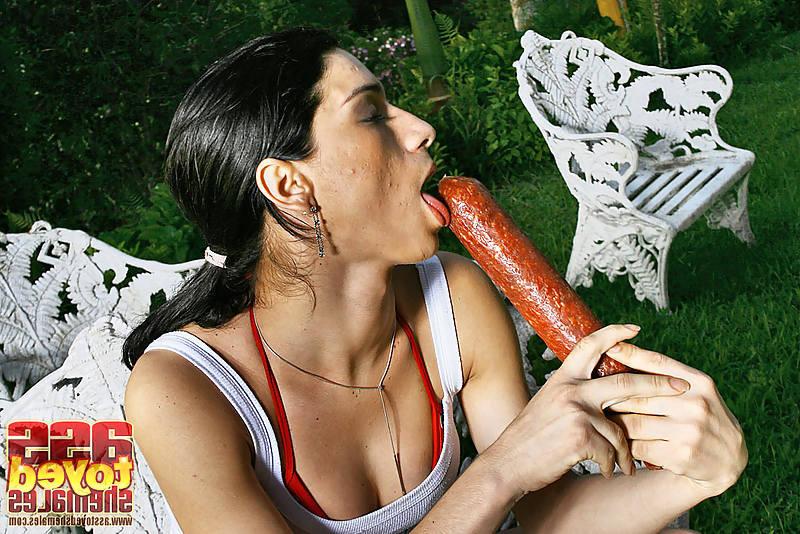 16P shemale playing with a sausage and some veggies in the garden
