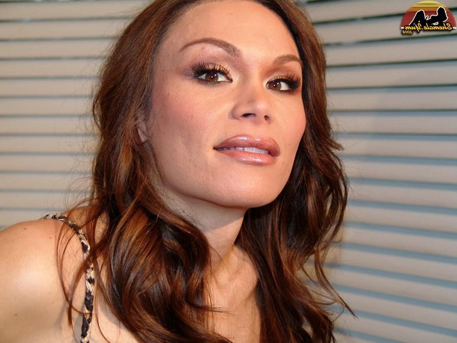 15P Stunning American Shemale Shows Off Her Shaved Body