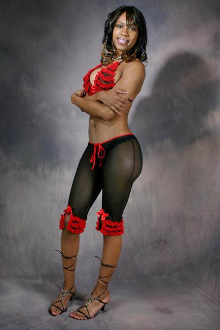 16P Ebony shemale model SexxxyJade in black and red