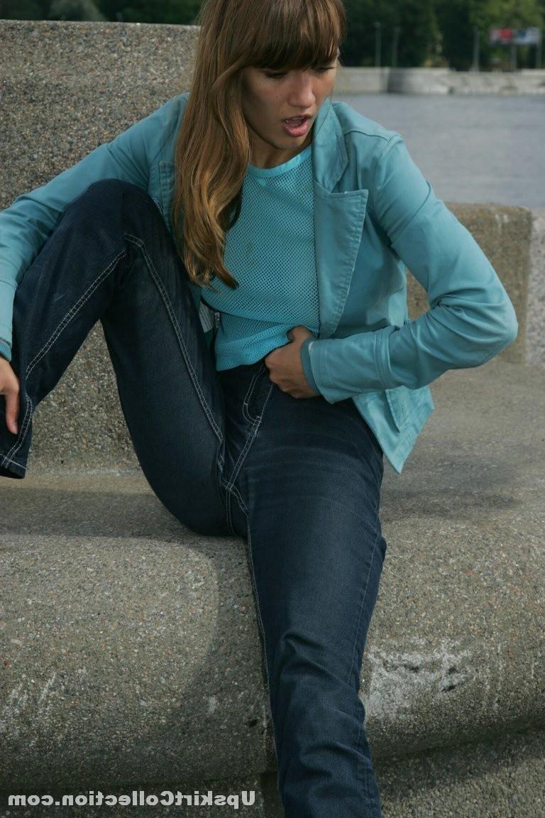 15P Bubble booty gets caught by tight jeans