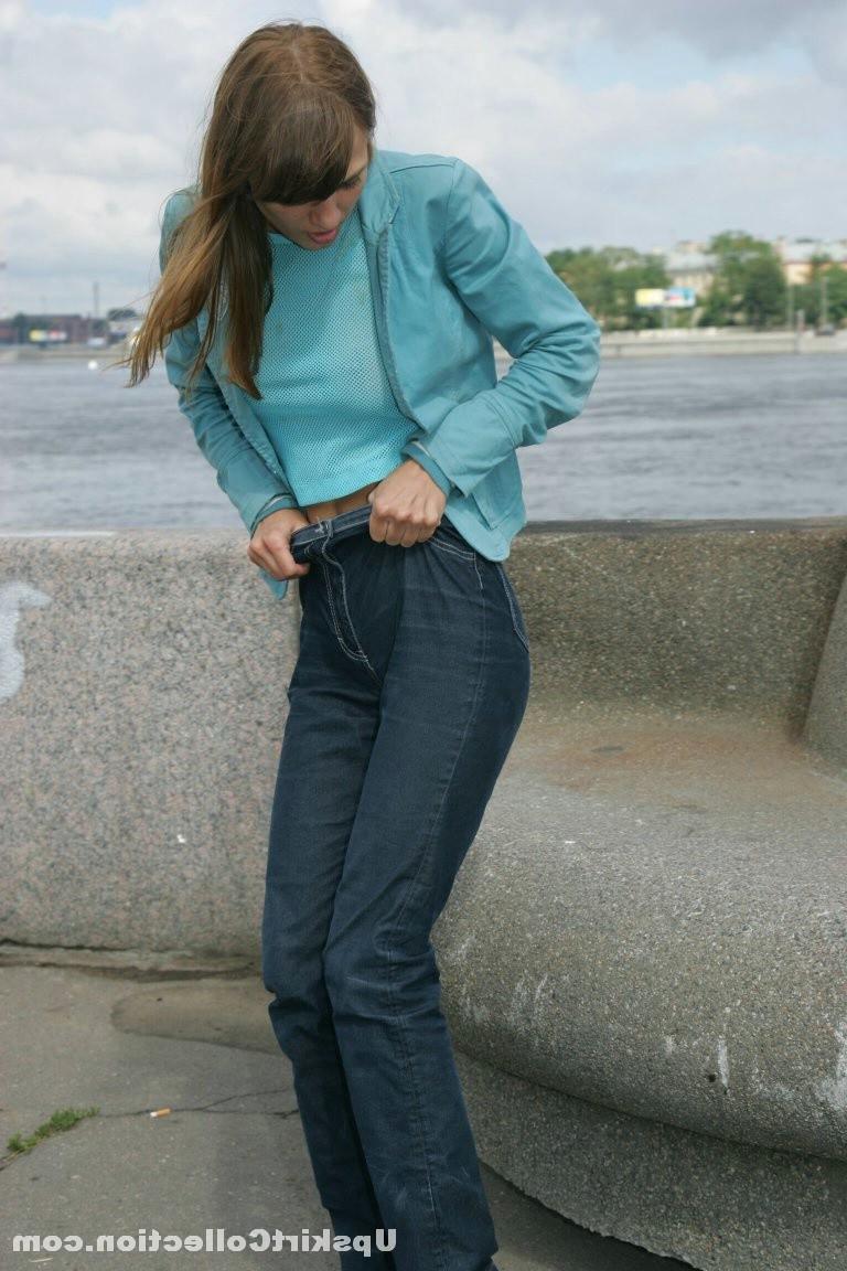 15P Bubble booty gets caught by tight jeans