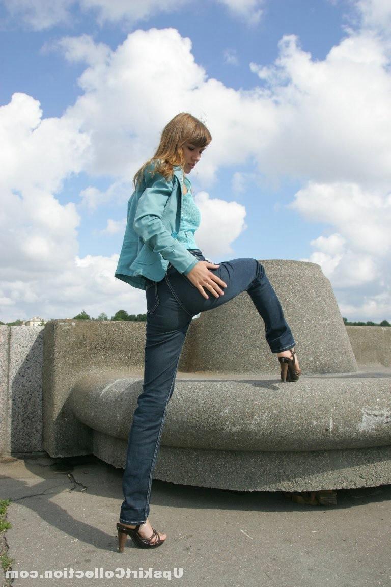 15P Bubble booty gets caught by tight jeans