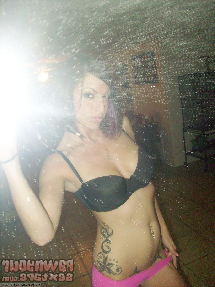15P Hottie babe Layla flashes her tatoos at this in home pic shoot.