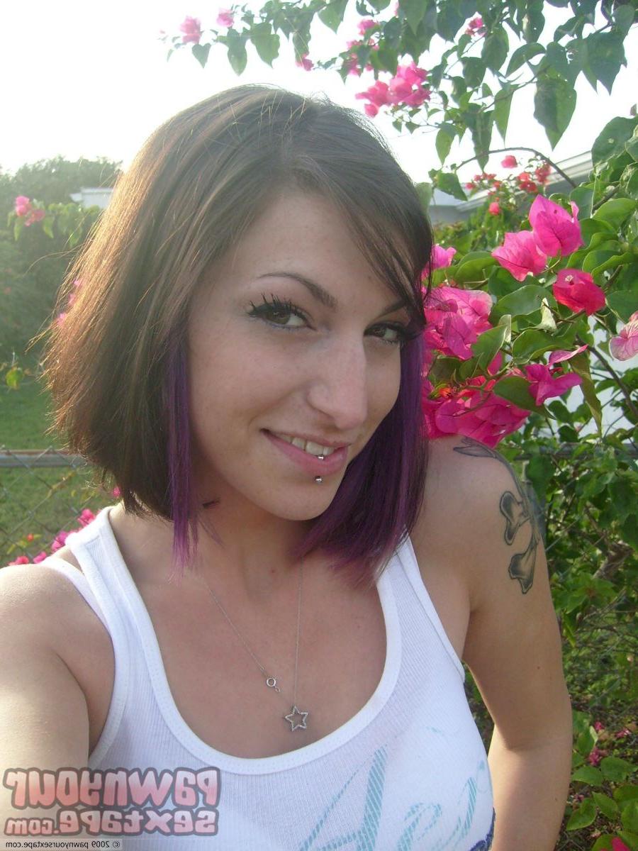 15P Hottie babe Layla flashes her tatoos at this in home pic shoot.