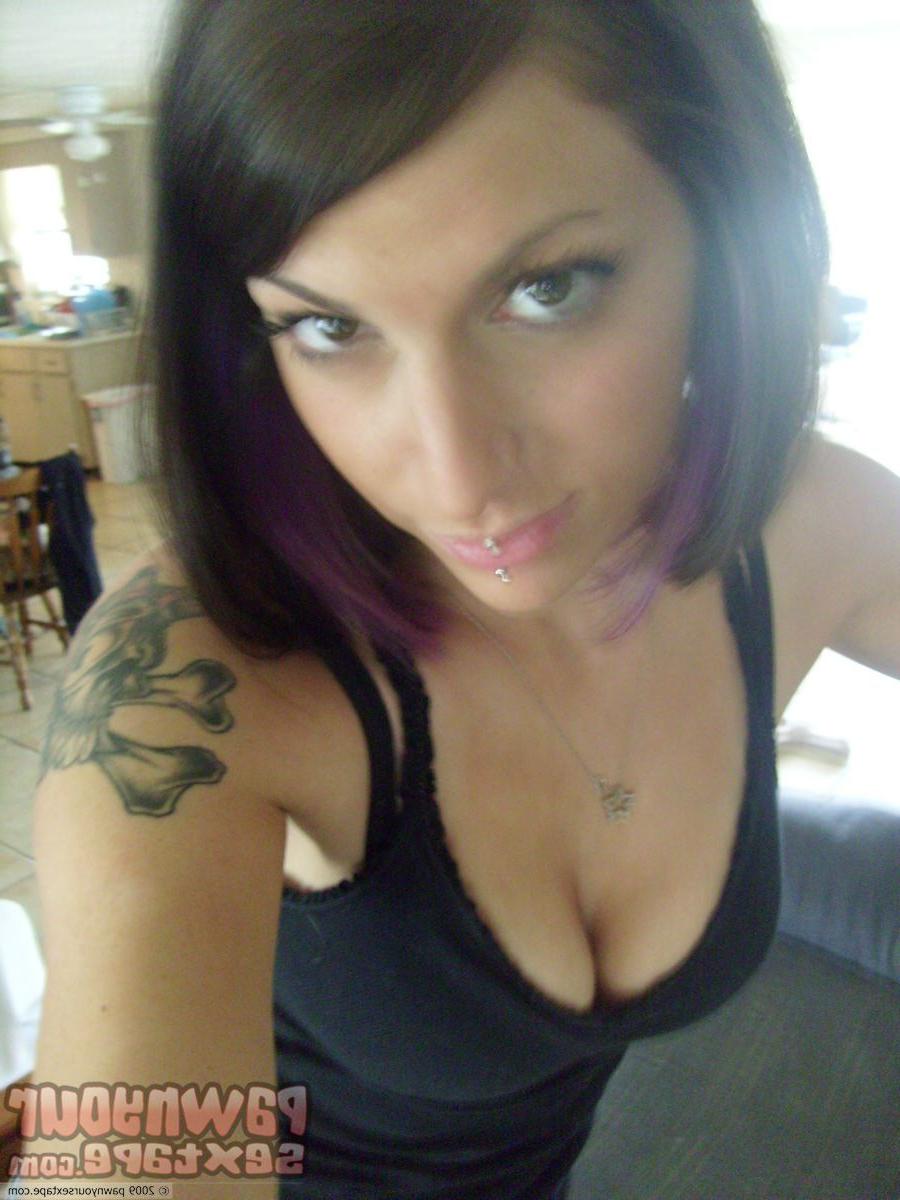 15P Hottie babe Layla flashes her tatoos at this in home pic shoot.