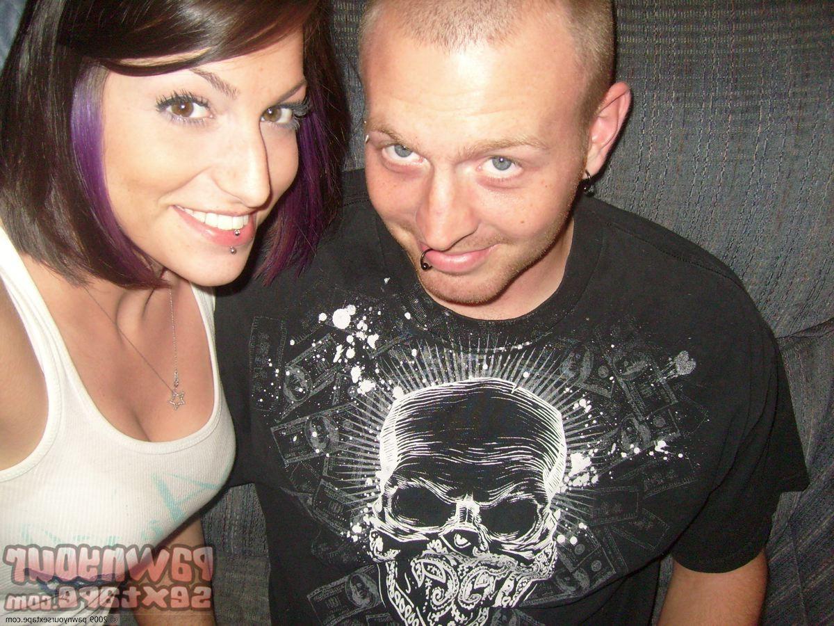 15P Hottie babe Layla flashes her tatoos at this in home pic shoot.