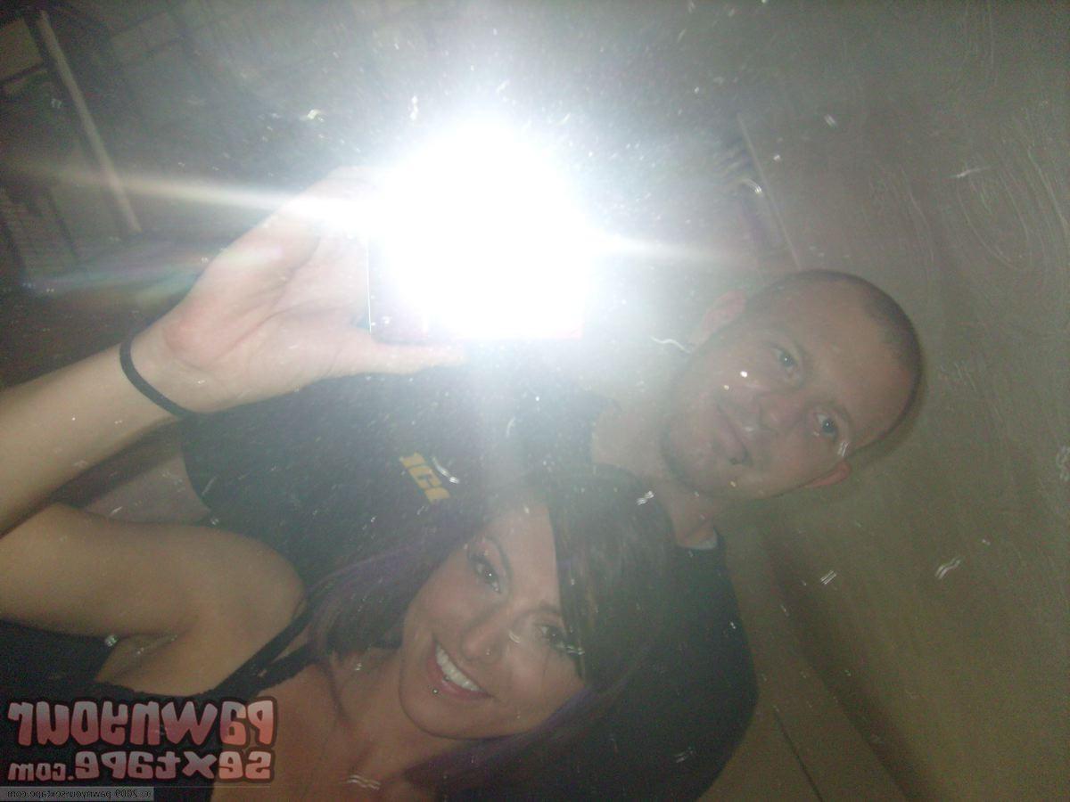 15P Hottie babe Layla flashes her tatoos at this in home pic shoot.