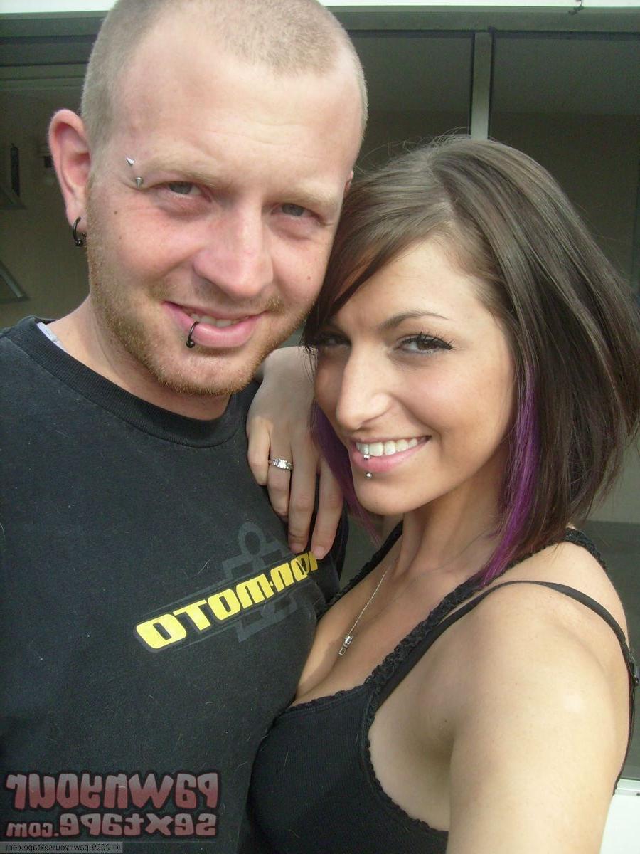 15P Hottie babe Layla flashes her tatoos at this in home pic shoot.