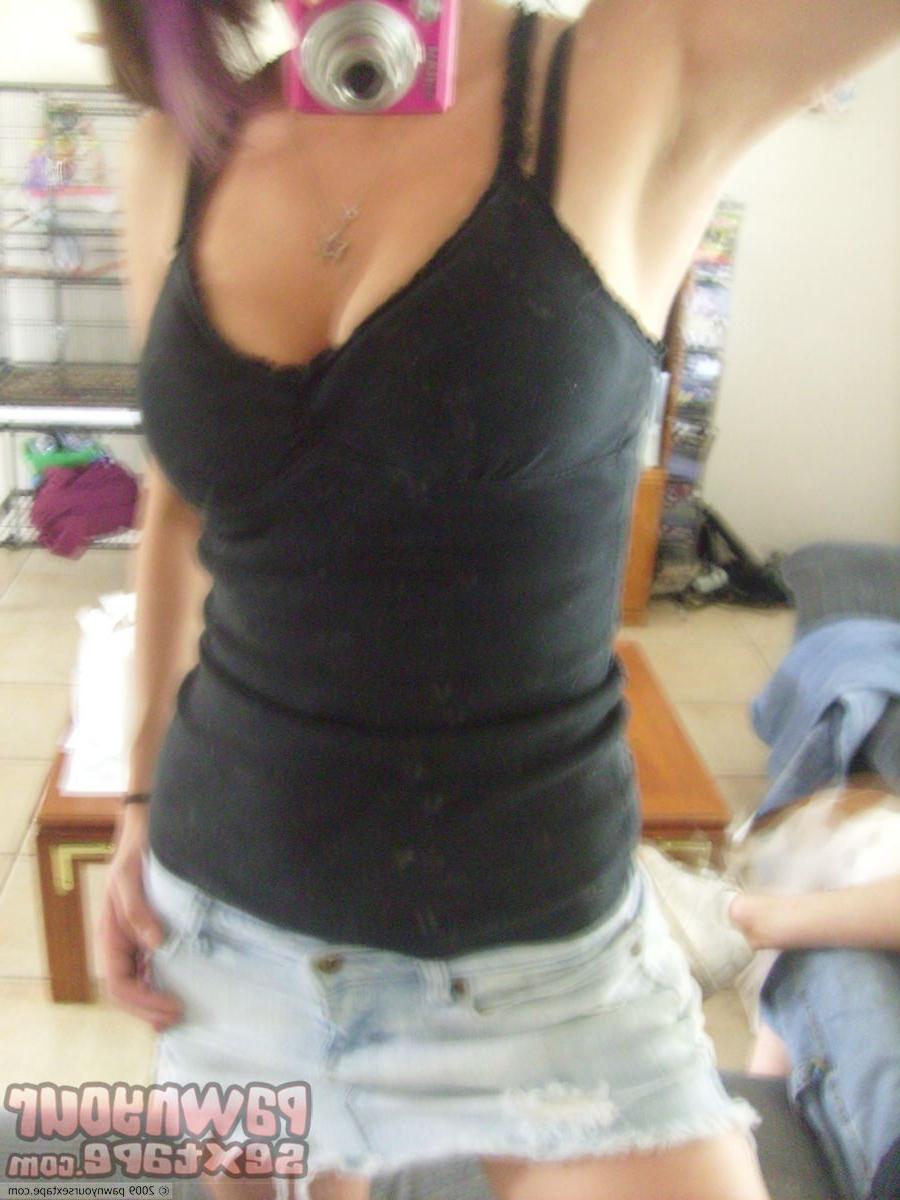 15P Hottie babe Layla flashes her tatoos at this in home pic shoot.