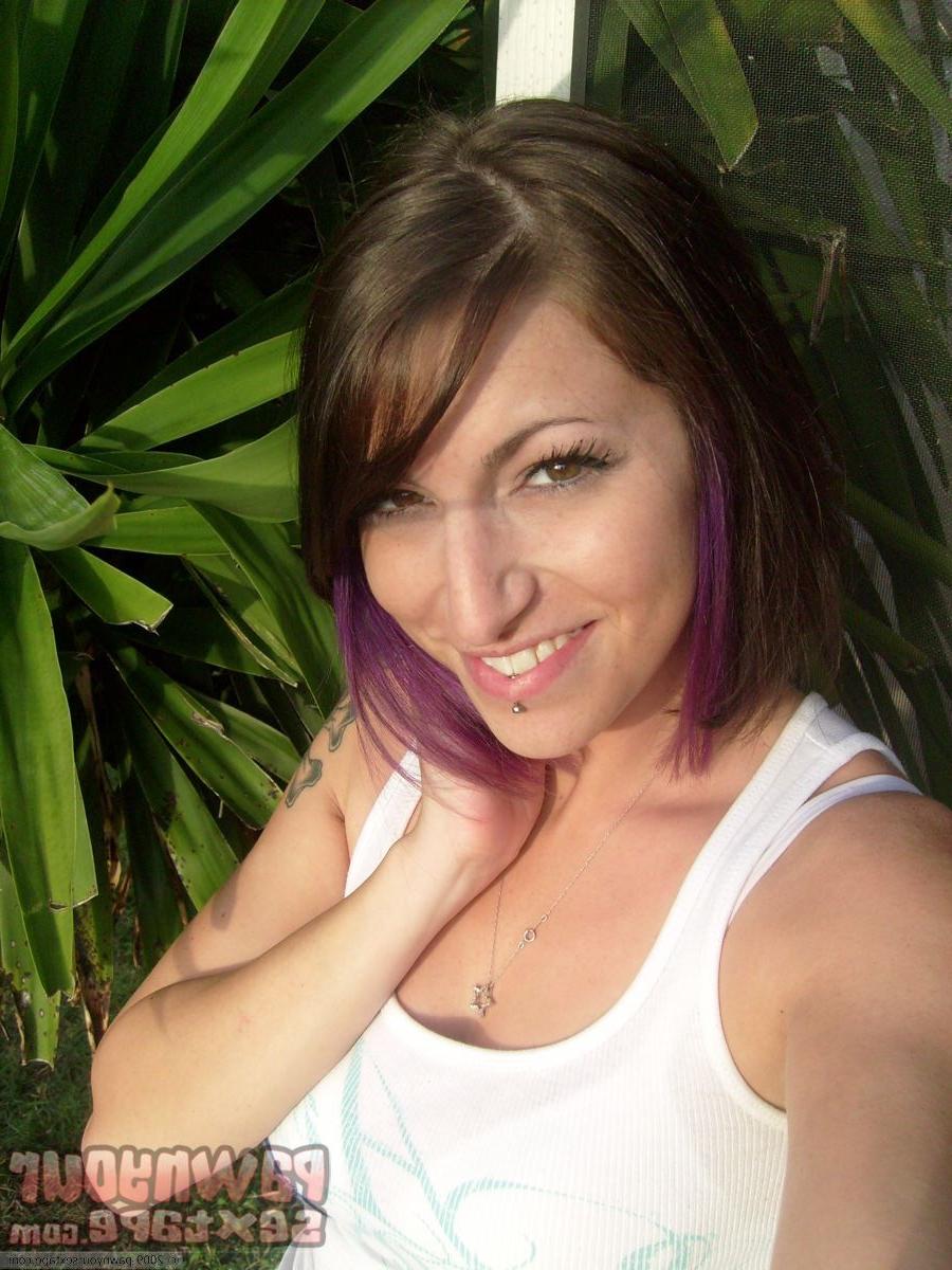 15P Hottie babe Layla flashes her tatoos at this in home pic shoot.