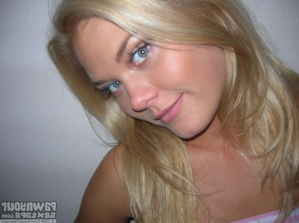 15P Awesome self-pics of a 18 y.o blonde making sweet naked love to her own camera
