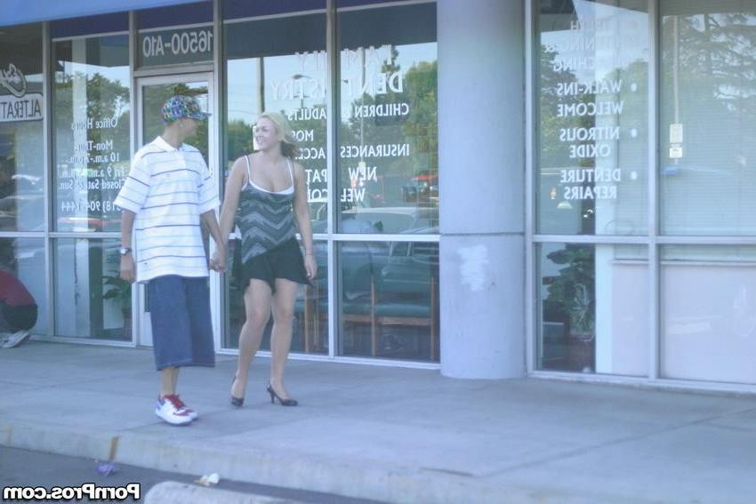 16P nasty girl caught kissing other guy in the parking lot