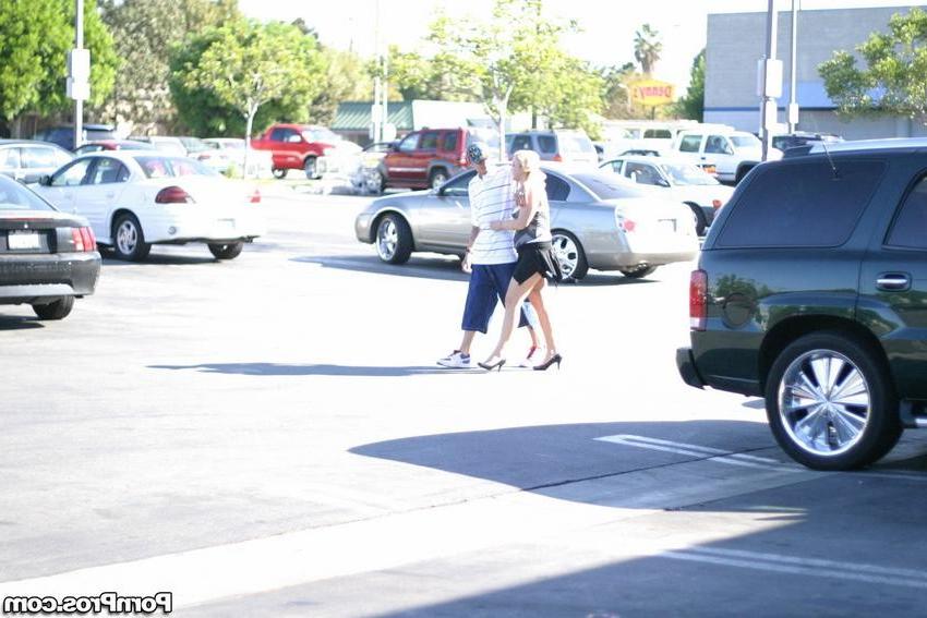 16P nasty girl caught kissing other guy in the parking lot