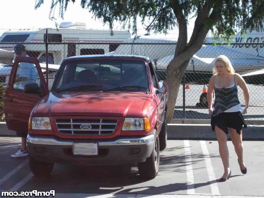16P nasty girl caught kissing other guy in the parking lot