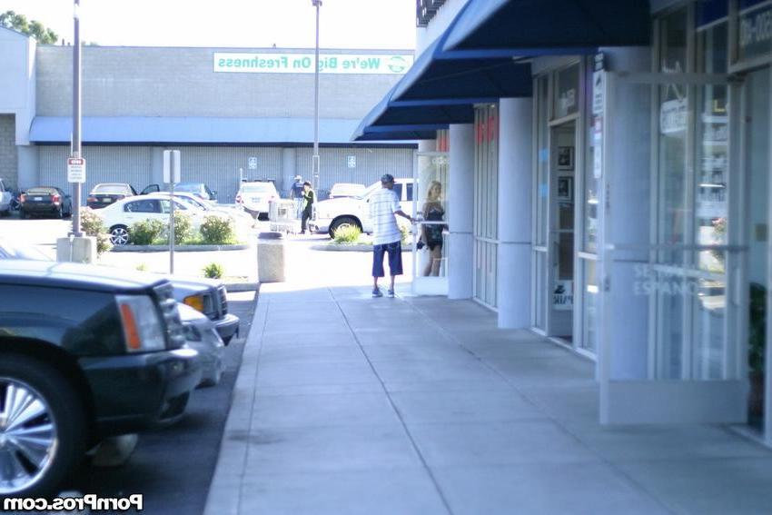 16P blonde girl caught kissing other guy in a parking lot