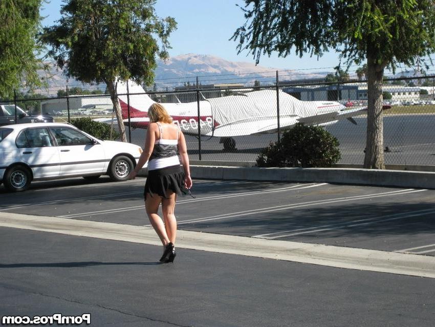 16P blonde girl caught kissing other guy in a parking lot