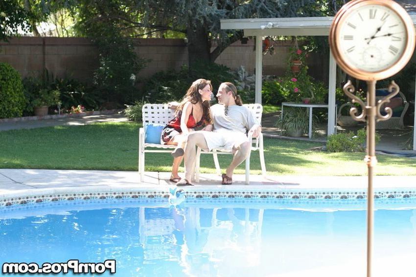 16P filthy housewife caught hanging out with other guy