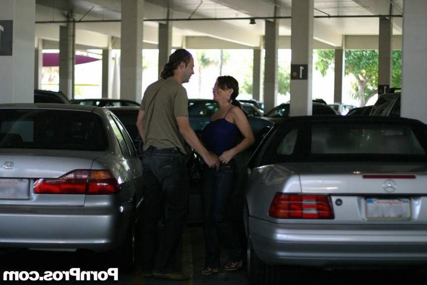16P filthy housewife caught hanging out with other guy