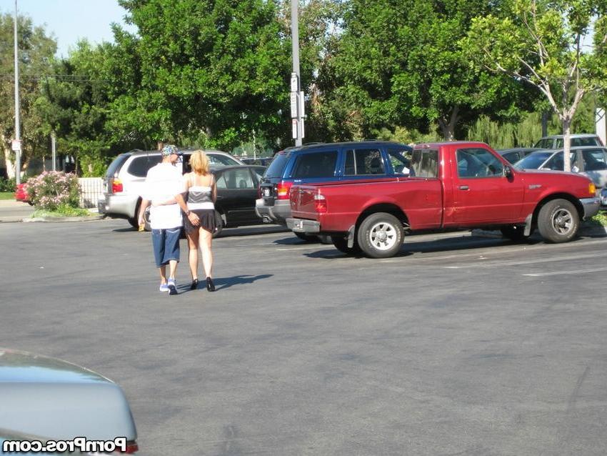 16P blonde girl caught kissing a guy in the parking lot